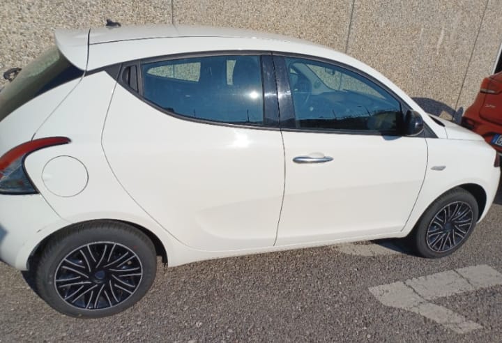 !!!!!!RISERVATA!!!!!!                Lancia  Ypsilon 1.0 firefly hybrid Silver s&s 70cv, km 86138 03/22